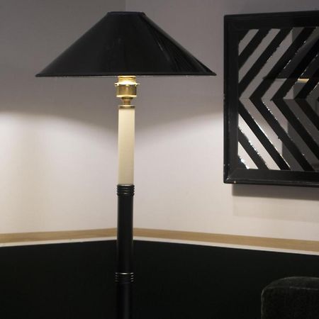 Monsieur George Hotel&Spa - Champs-Elysées Paris Extérieur photo Floor lamp