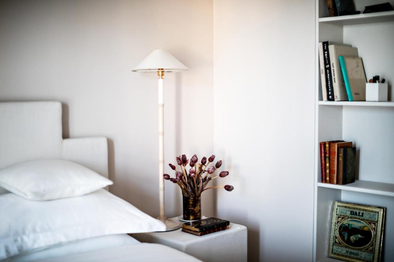 Monsieur George Hotel&Spa - Champs-Elysées Paris Extérieur photo A floor lamp