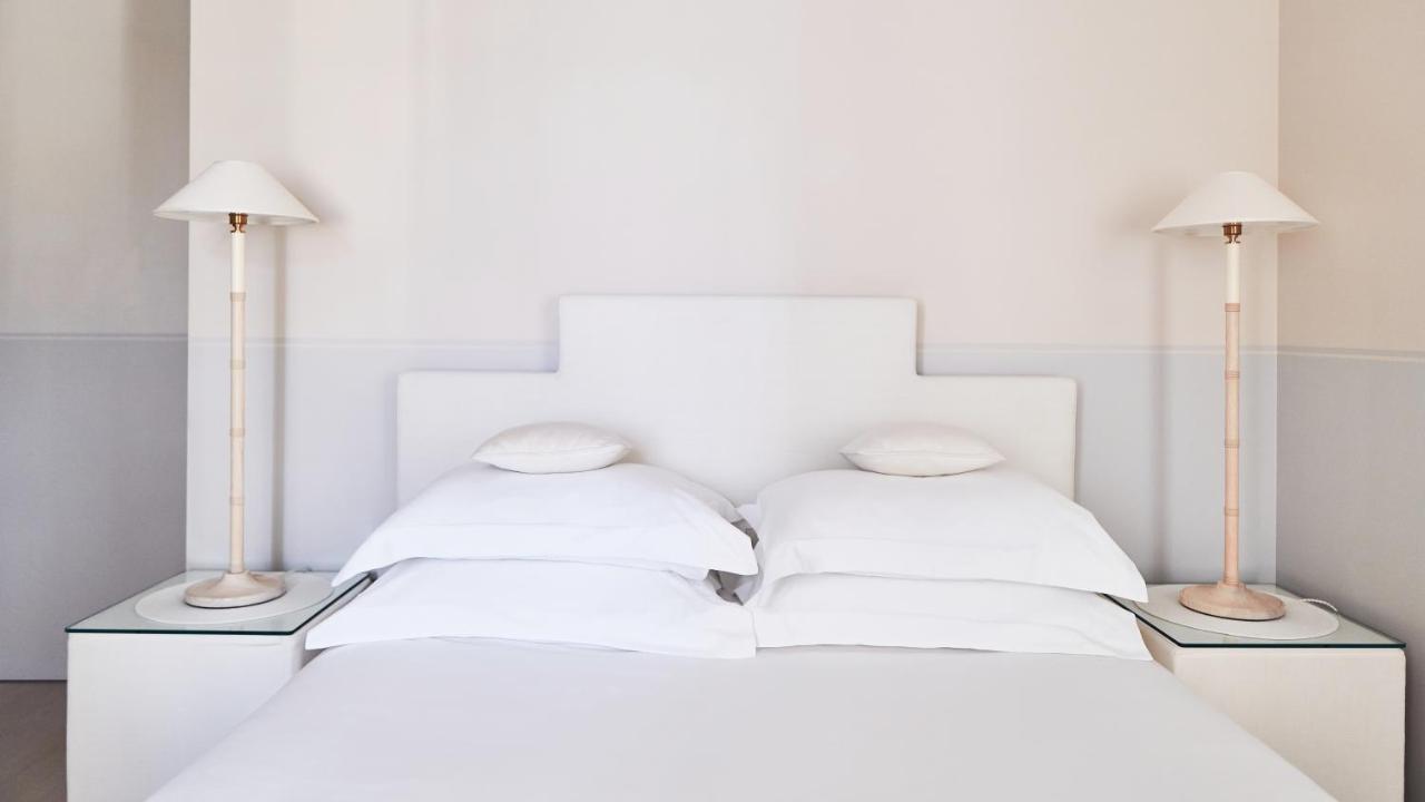 Monsieur George Hotel&Spa - Champs-Elysées Paris Extérieur photo A bed with two pillows