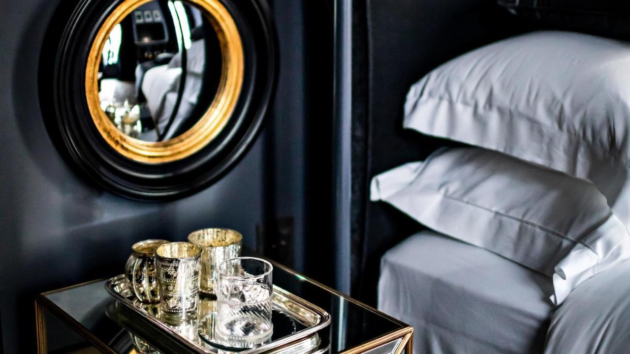 Monsieur George Hotel&Spa - Champs-Elysées Paris Extérieur photo A suite at the hotel