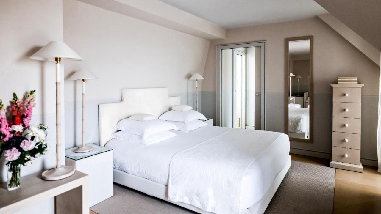 Monsieur George Hotel&Spa - Champs-Elysées Paris Extérieur photo A bedroom at the hotel