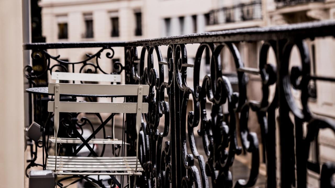Monsieur George Hotel&Spa - Champs-Elysées Paris Extérieur photo Ironwork on the balcony of a house in Paris