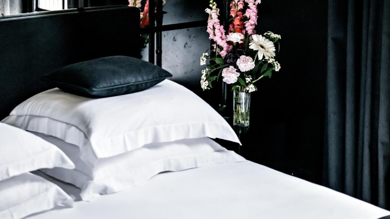 Monsieur George Hotel&Spa - Champs-Elysées Paris Extérieur photo A bed with white sheets