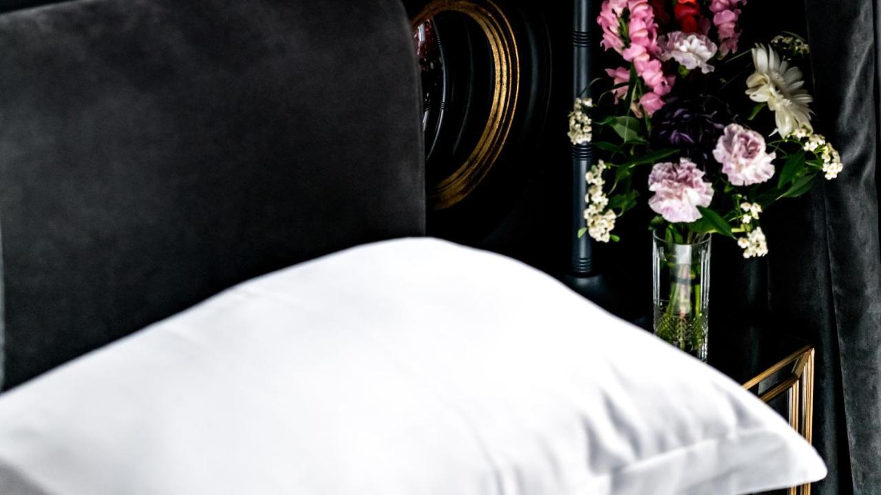 Monsieur George Hotel&Spa - Champs-Elysées Paris Extérieur photo A pillow