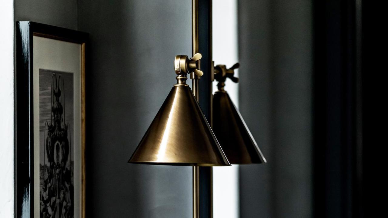Monsieur George Hotel&Spa - Champs-Elysées Paris Extérieur photo A floor lamp