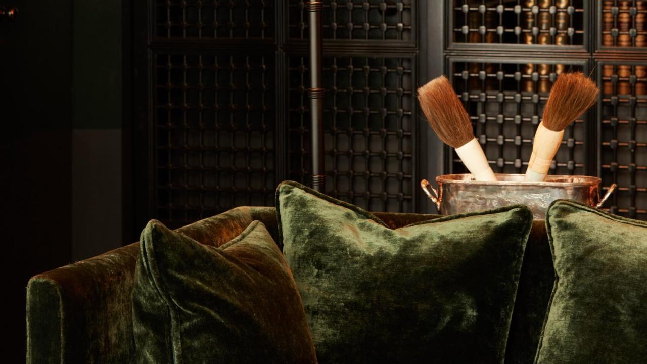 Monsieur George Hotel&Spa - Champs-Elysées Paris Extérieur photo A wine cellar