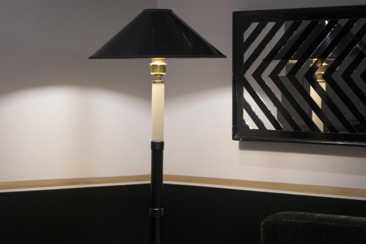 Monsieur George Hotel&Spa - Champs-Elysées Paris Extérieur photo Floor lamp